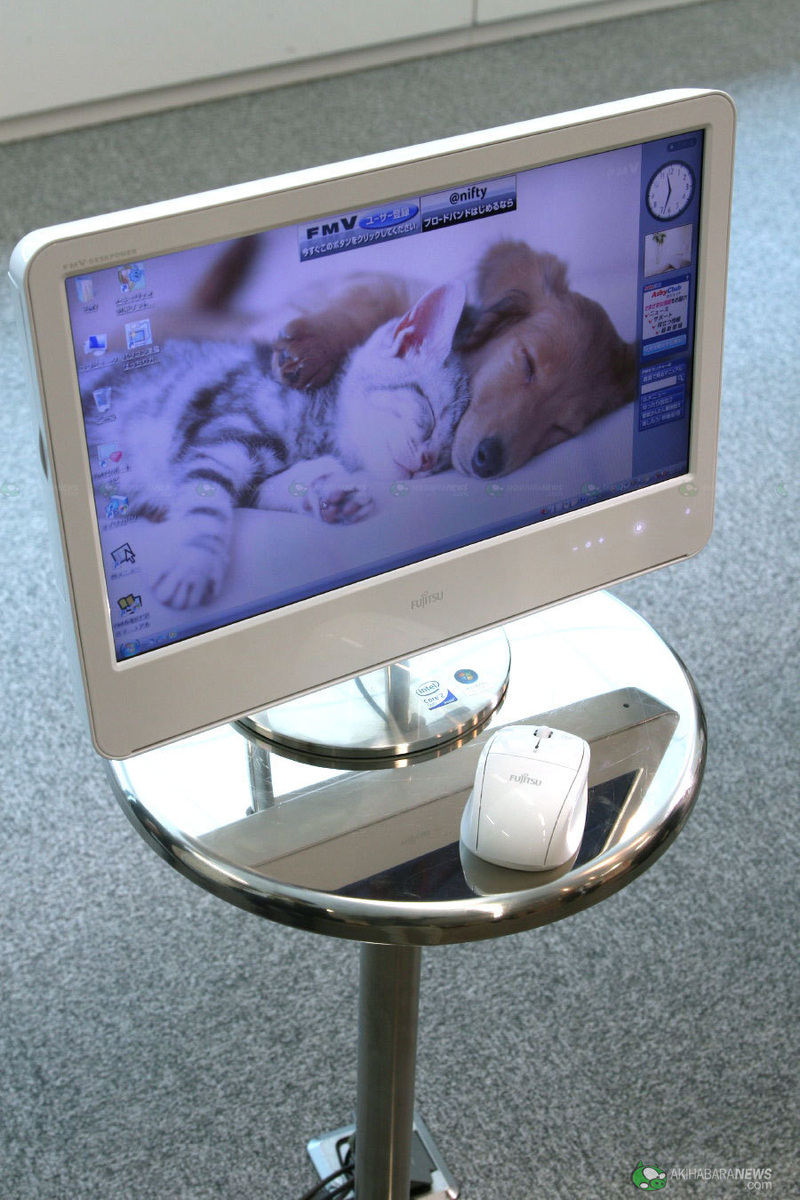 Illustration for article titled Fujitsu FMV F-A50 is iMac's Younger PC Cousin